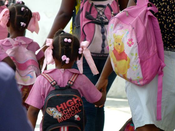 Haití niñas saliendo de la escuela (PG)