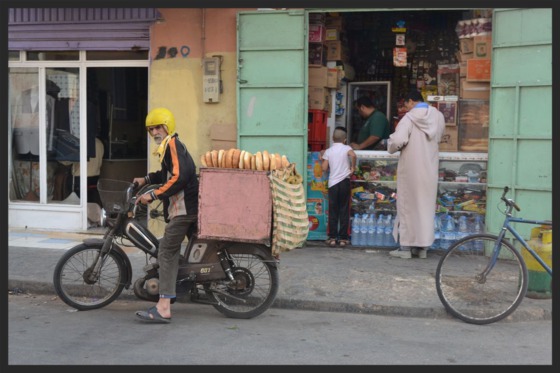Foto 3. Un colono y su hijo compran en una tienda de El Aaiún%2c mientras otro marroquí pasa a su lado transportando p (1)