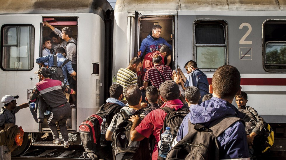 Tovarnik, Croacia: un grupo de refugiados tratan de subir a uno de los escasos trenes que llegan sin previo aviso y con destino desconocido.