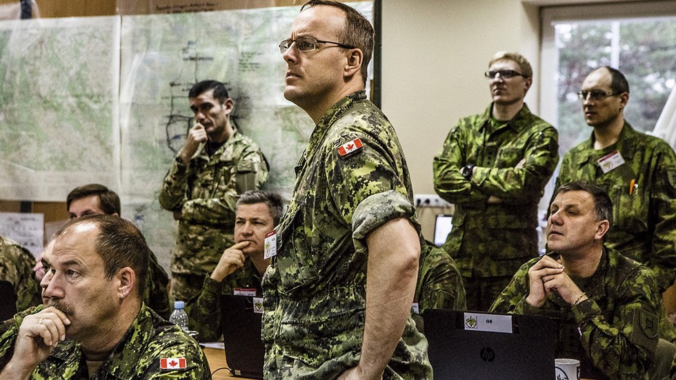 Oficiales canadienses en el cuartel general del ejercicio Iron Sword, en Lituania.