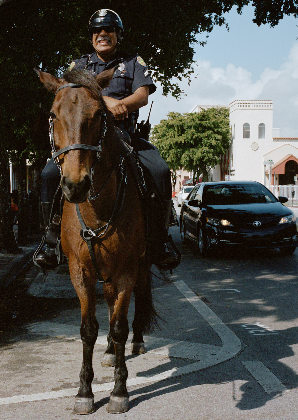 Agente cubano de la Guardia Montada de Miami, en la calle Ocho.