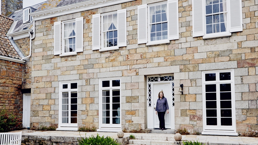 Lee Durrell, segunda esposa del escritor, en la puerta de la mansión donde está el zoo, en la isla de Jersey.