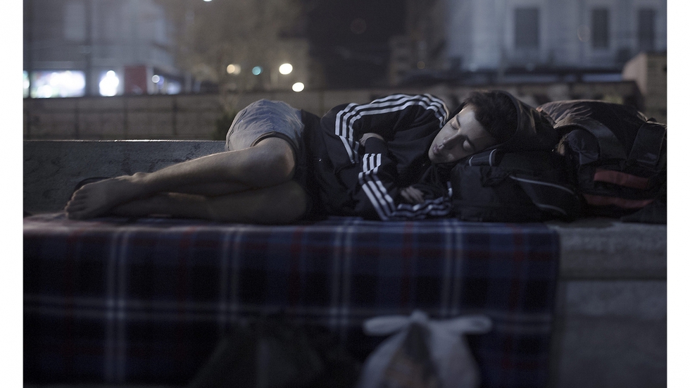 Abdul Karim, de 17 años. Llegó a Atenas en ferri y se ha quedado sin dinero. Duerme en la plaza de Omonia, adonde acuden cada día cientos de refugiados y por donde planean las mafias. Él no puede continuar el viaje, pero cuando habla por teléfono con su madre, en Siria, no se lo cuenta. No quiere preocuparla más.