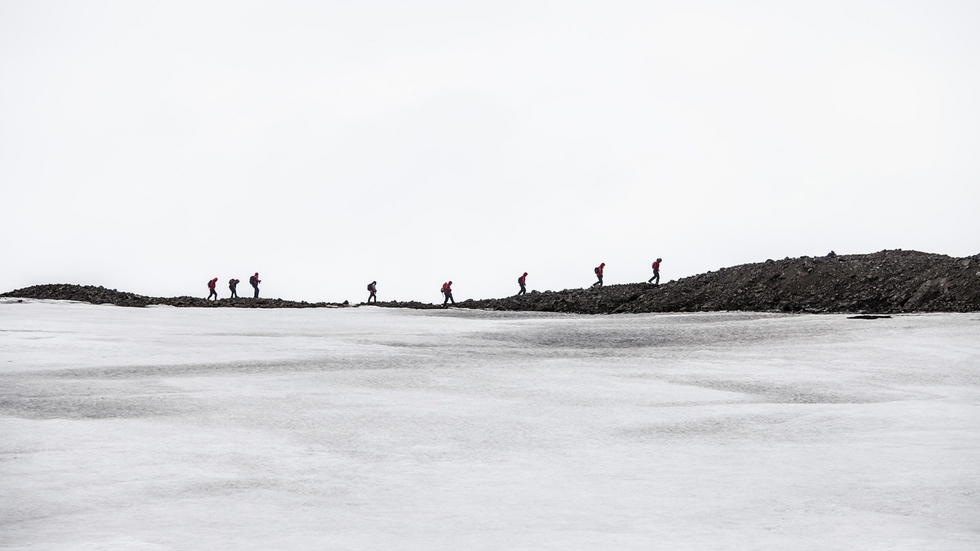 Expedición de científicos dirigiéndose al glaciar Collins, en la isla Rey Jorge, archipiélago de las Shetland del Sur.