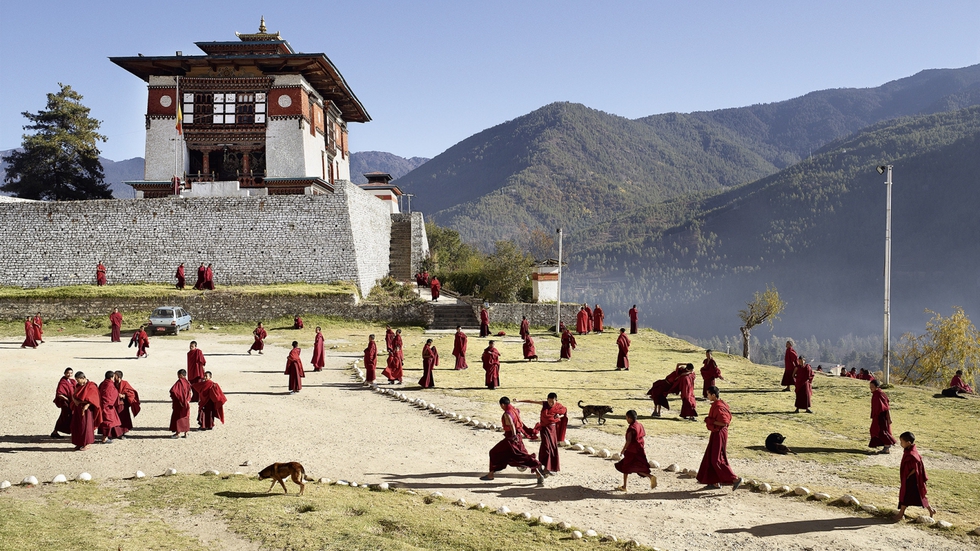 Muchos de los alumnos del monasterio budista Dechen Phodrang de Timbú (Bután) son enviados por sus familias allí porque no pueden garantizarles un plato de comida.