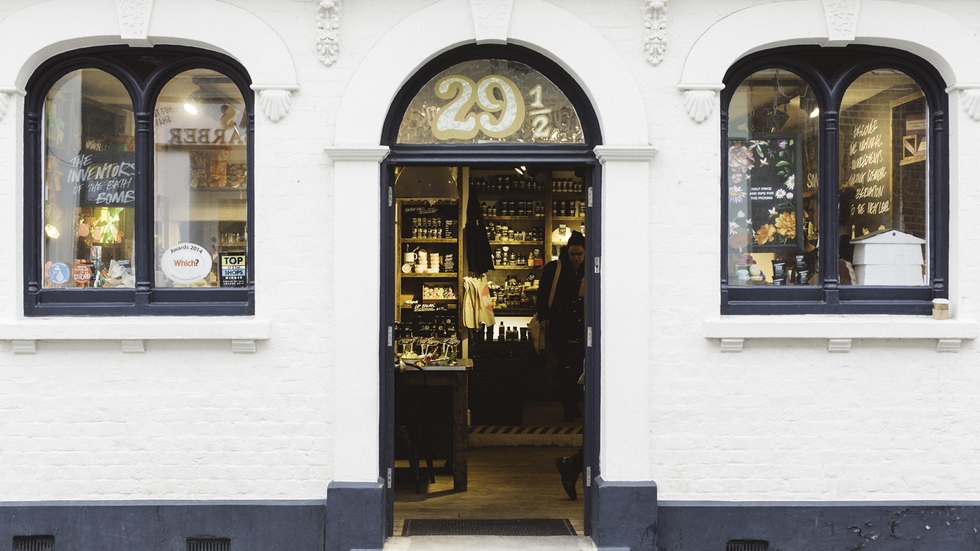 Fachada del número 29 de High Street, el primer establecimiento de la compañía cosmética.