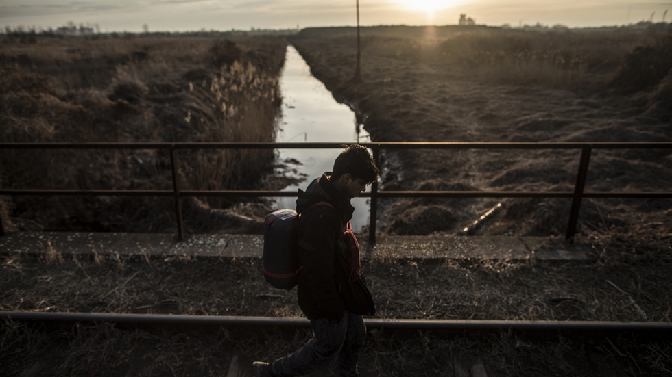 Un paquistaní sigue las vías del tren en dirección a la frontera serbo-húngara de Subótica, unos 300 kilómetros al norte de Belgrado.