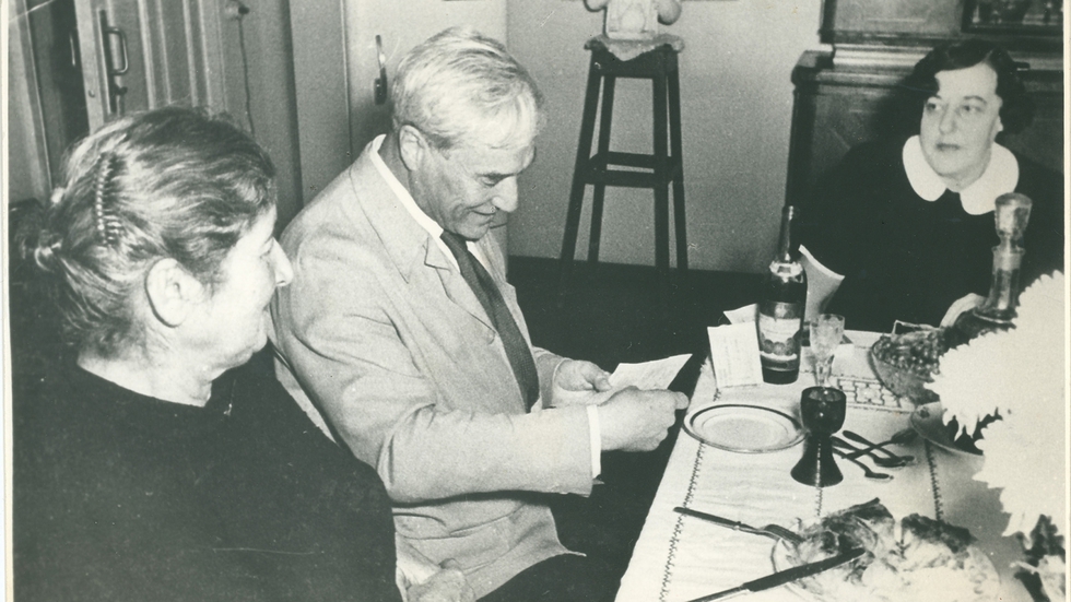 Pasternak lee el telegrama de concesión del Nobel de Literatura acompañado de su esposa, Zinaída.