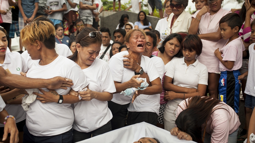 María Morena se deshace en gritos de dolor en el entierro de su hijo Jerold, de 34 años, asesinado a tiros en la puerta de su casa.